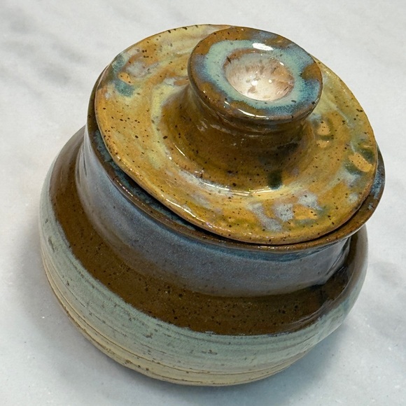 Studio Pottery Jar with Lid Signed. - Picture 2 of 8